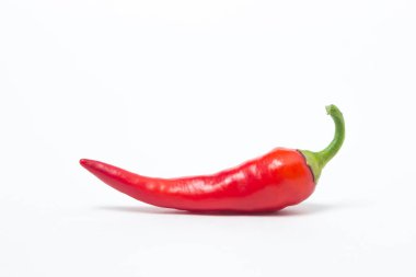 Beyaz arka planda kırmızı kırmızı kırmızı biber. Acı biber izole edilmiş.