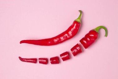 Pembe arka planda kırmızı kırmızı kırmızı biber. İzole edilmiş acı biber.