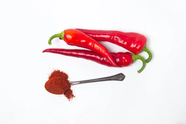 Κόκκινες Καυτερές Πιπεριές Και Κόκκινες Αλεσμένες Πιπεριές Λευκό Φόντο Απομονωμένη — Φωτογραφία Αρχείου