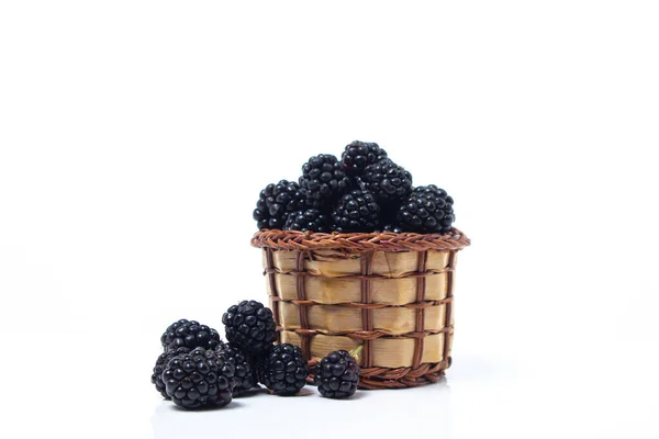 Blackberries Маленькой Корзине Белом Фоне Вкусная Спелая Ягода — стоковое фото