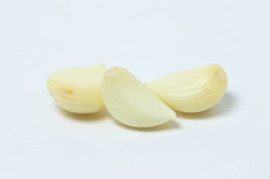 Beyaz arka planda soyulmuş sarımsak. Sağlıklı sebze