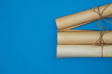 Mavi arka planda eski parşömenler. Bilgi ve eğitim kavramı. Yazıt ya da logo için bir yer var.