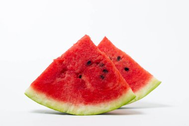 Beyaz arka planda karpuz. İzole edilmiş karpuz dilimi