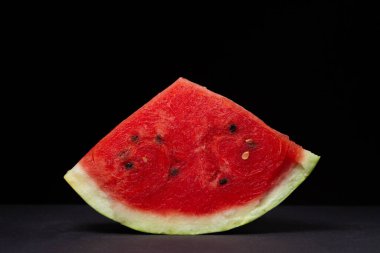 Siyah arka planda karpuz. İzole edilmiş karpuz dilimi