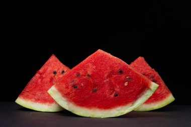 Siyah arka planda karpuz. İzole edilmiş karpuz dilimi