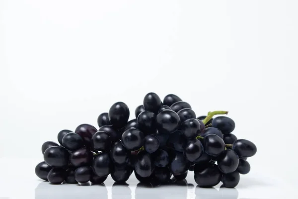Black Grapes White Background Fresh Juicy Grapes — Stock Photo, Image