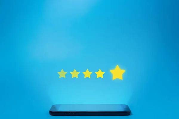 Beş yıldızlı mobil uygulama derecesi. Hizmet ve bakım değerlendirme sistemi kavramı.