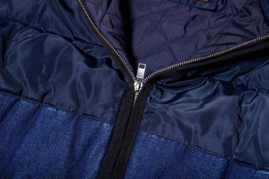 Kışlık erkek ceketinin fermuarı yakın plan. Erkekler kışlık ceketi..