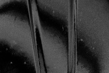 Çizik ve çatlaklarla dolu pis bir doku.