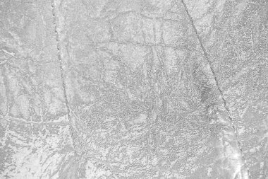 Çizik ve çatlaklarla dolu pis bir doku.