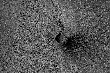 Çizik ve çatlaklarla dolu pis bir doku.