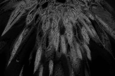 Çizik ve çatlaklarla dolu pis bir doku.