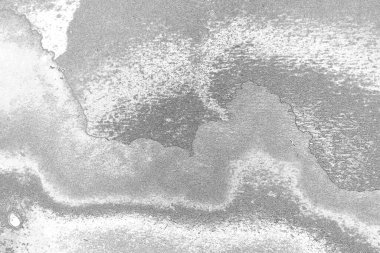 Çizik ve çatlaklarla dolu pis bir doku.