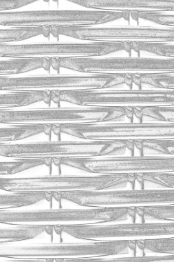 Çizik ve çatlaklarla dolu pis bir doku.