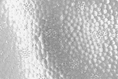 Çizik ve çatlaklarla bembeyaz bir doku.