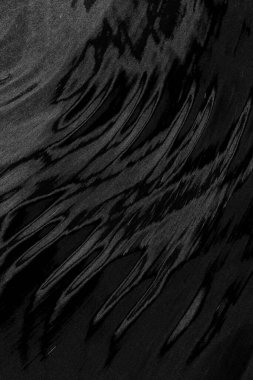 Çizik ve çatlaklarla dolu pis bir doku.