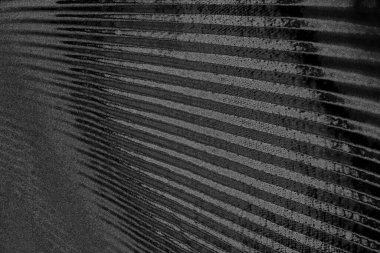 Çizik ve çatlaklarla dolu pis bir doku.