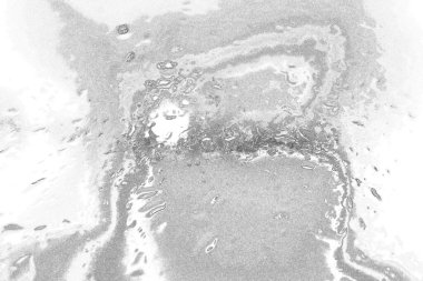 Çizik ve çatlaklarla dolu pis bir doku.