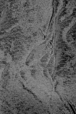 Çizik ve çatlaklarla dolu pis bir doku.