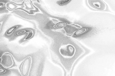 Çizik ve çatlaklarla bembeyaz bir doku.