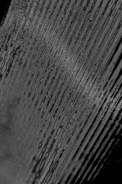 Çizik ve çatlaklarla dolu pis bir doku.