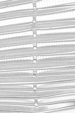 Çizik ve çatlaklarla bembeyaz bir doku.