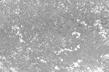 Çizik ve çatlaklarla dolu pis bir doku.