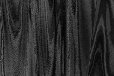 Çizik ve çatlaklarla dolu pis bir doku.