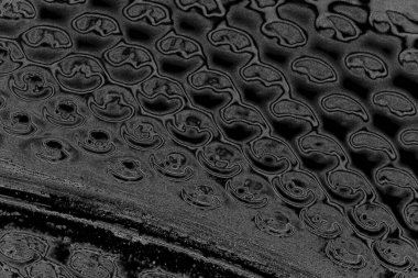 Çizik ve çatlaklarla dolu pis bir doku.