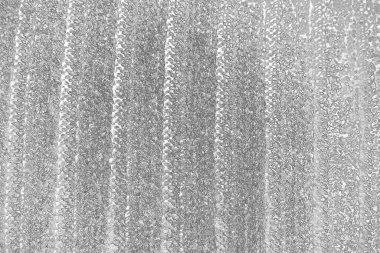 Çizik ve çatlaklarla dolu pis bir doku.