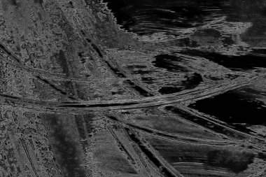 Çizik ve çatlaklarla dolu pis bir doku.