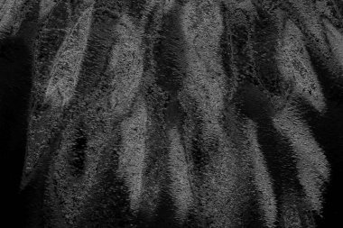 Çizik ve çatlaklarla dolu pis bir doku.