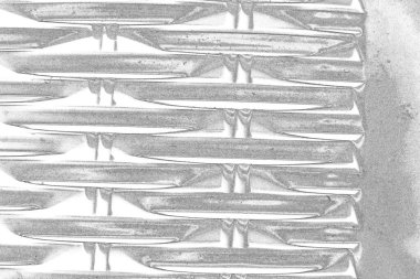 Çizik ve çatlaklarla dolu pis bir doku.