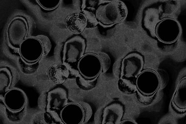 Çizik ve çatlaklarla dolu pis bir doku.