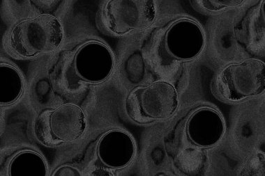 Çizik ve çatlaklarla dolu pis bir doku.