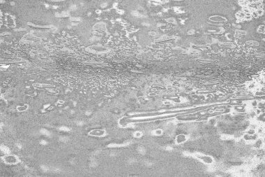 Çizik ve çatlaklarla dolu pis bir doku.