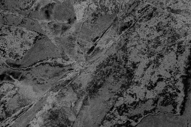 Çizik ve çatlaklarla dolu pis bir doku.