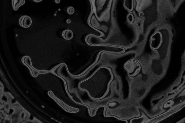 Çizik ve çatlaklarla dolu pis bir doku.