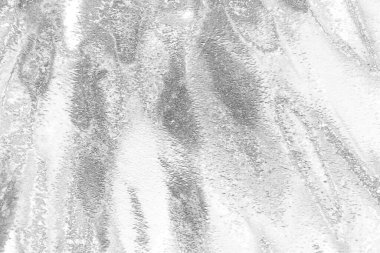 Çizik ve çatlaklarla bembeyaz bir doku.