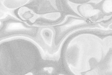 Çizik ve çatlaklarla dolu pis bir doku.