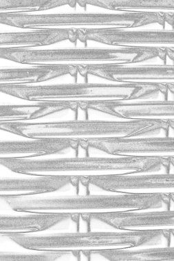 Çizik ve çatlaklarla dolu pis bir doku.