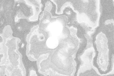 Çizik ve çatlaklarla dolu pis bir doku.