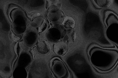 Çizik ve çatlaklarla dolu pis bir doku.