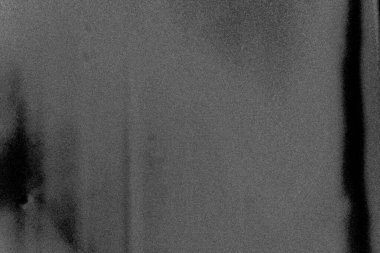 Çizik ve çatlaklarla dolu pis bir doku.