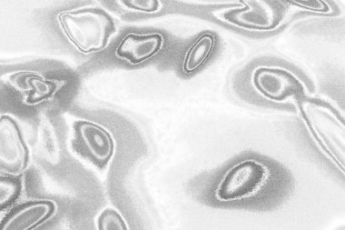 Çizik ve çatlaklarla bembeyaz bir doku.