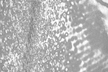 Çizik ve çatlaklarla dolu pis bir doku.