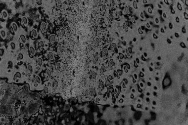 Çizik ve çatlaklarla dolu pis bir doku.