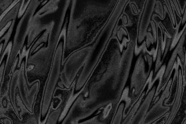 Çizik ve çatlaklarla dolu pis bir doku.