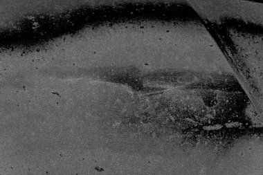 Çizik ve çatlaklarla dolu pis bir doku.