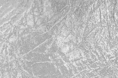 Çizik ve çatlaklarla dolu pis bir doku.